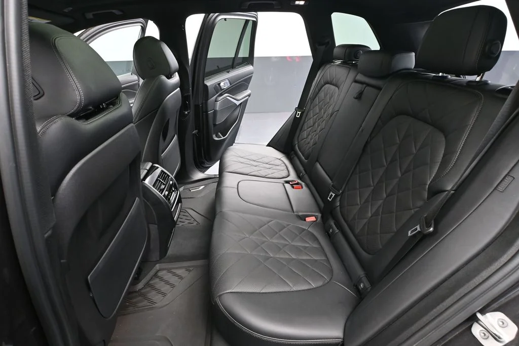 Used 2023 Gray BMW xDrive40i image 39