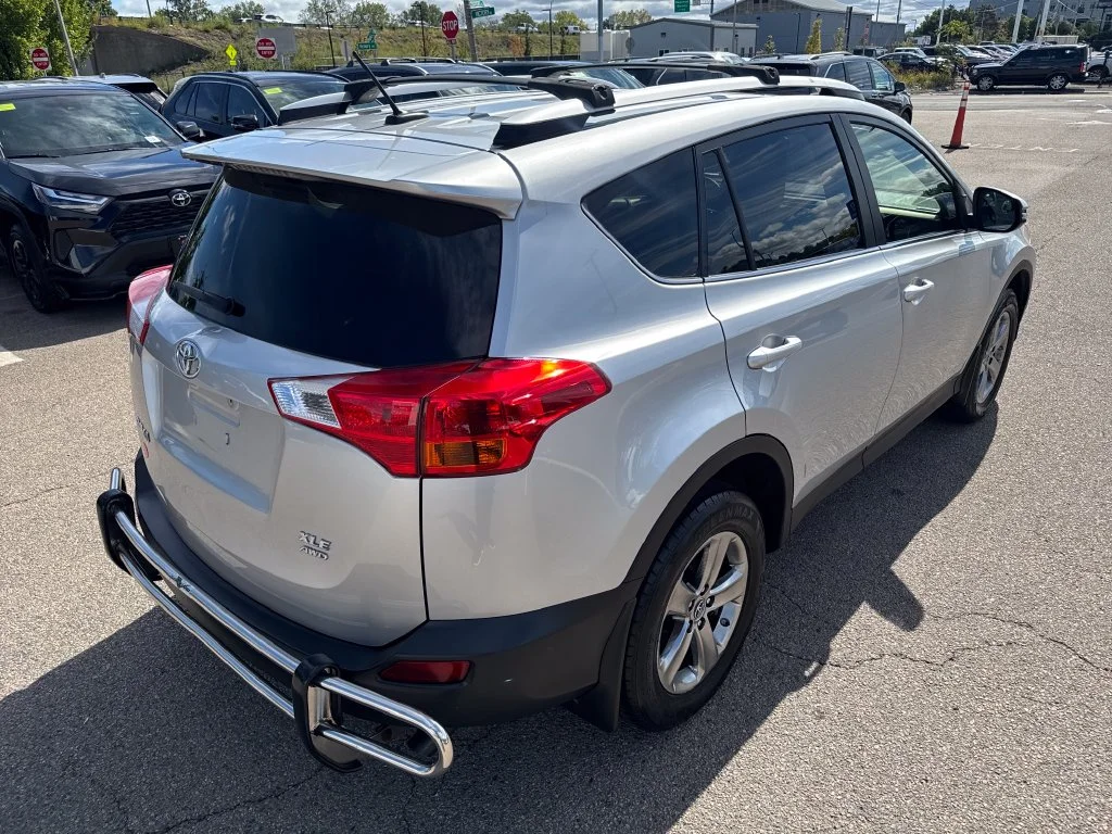 Used 2015 Silver Toyota XLE image 8
