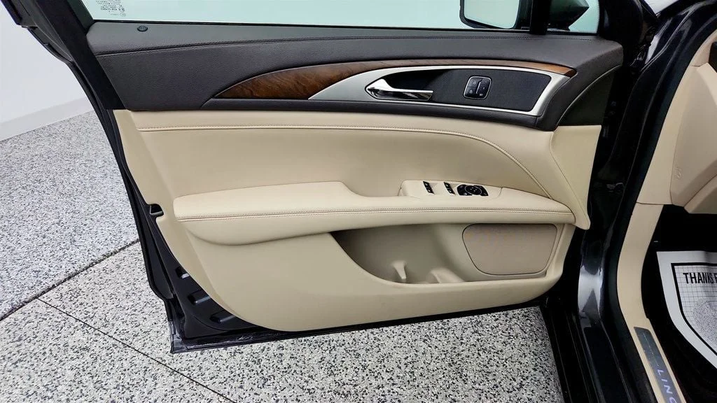 Used 2017 Magnetic Grey Metallic Lincoln Reserve FWD w/ Power Moonroof, 19