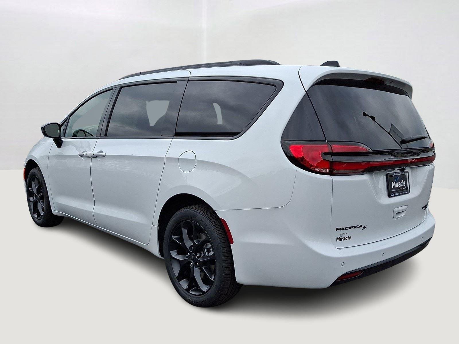 New 2027 Bright White Clear-Coat Exterior Paint Chrysler Limited image 5