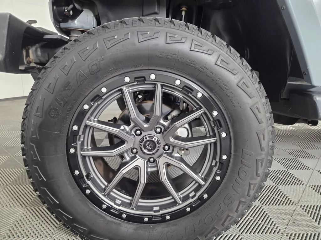 Used 2015 Anvil Clearcoat Jeep Sahara image 7