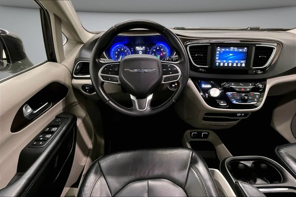Used 2018 Red Chrysler Touring L image 8
