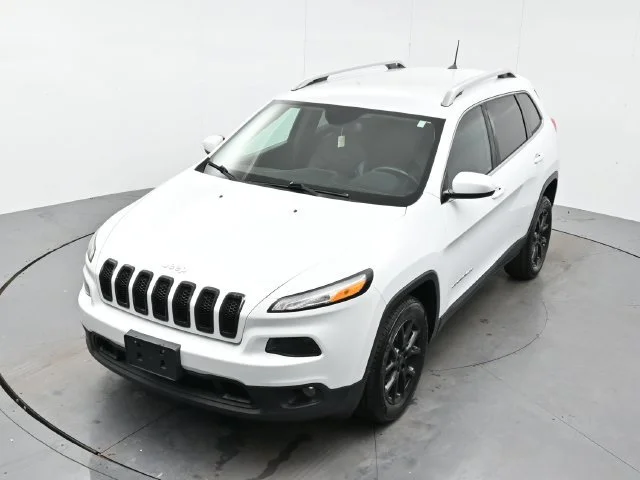 Used 2018 Bright White Clearcoat Jeep Latitude Plus image 34