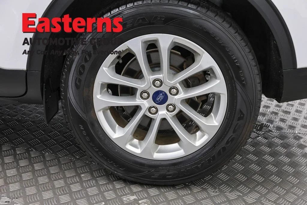 Used 2022 White Ford SE image 34
