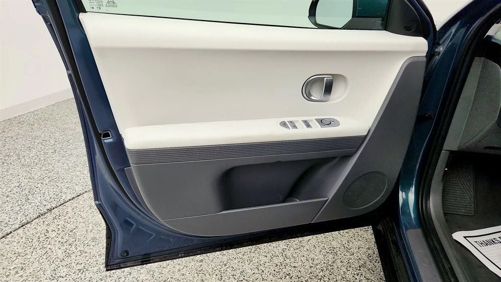Used 2024 Digital Teal Hyundai SEL RWD image 10
