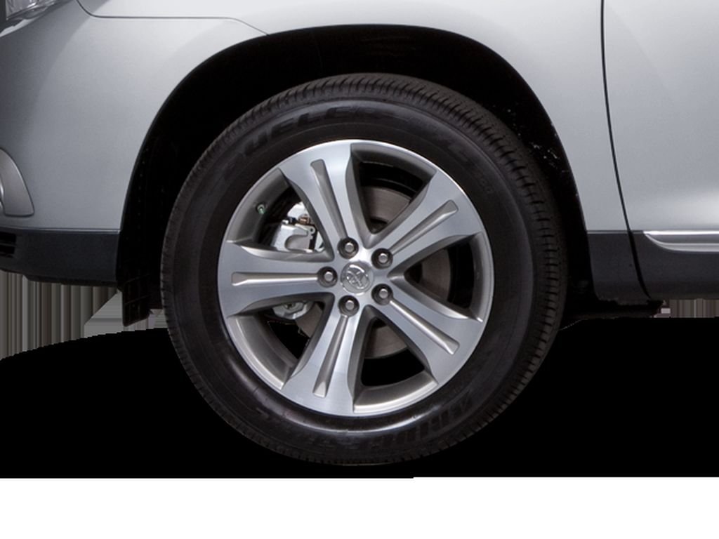 Used 2013 Classic Silver Metallic Toyota SE image 9