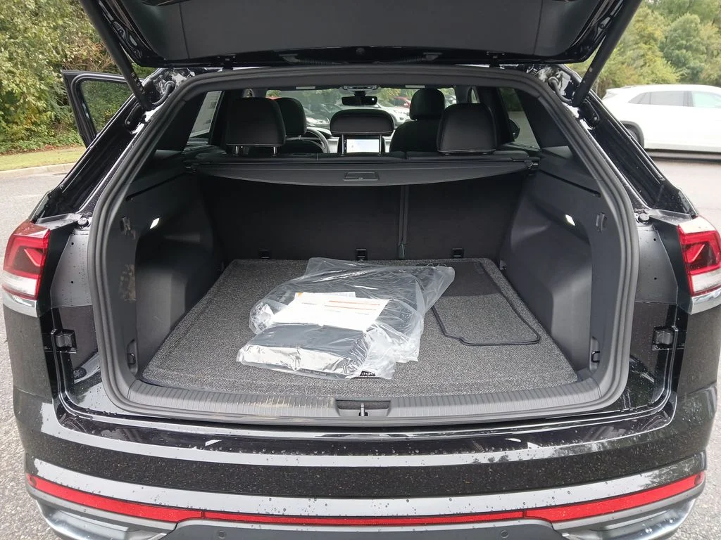 New 2026 Black Volkswagen SE w/Technology image 22