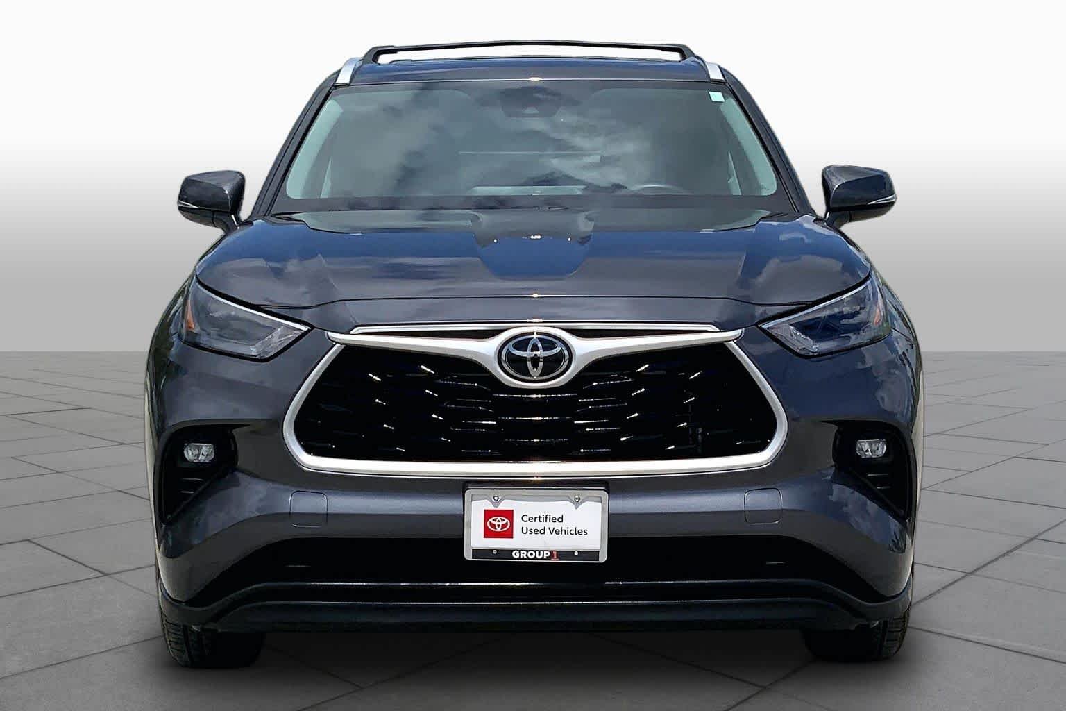 Used 2025 Magnetic Gray Metallic Toyota XLE image 4