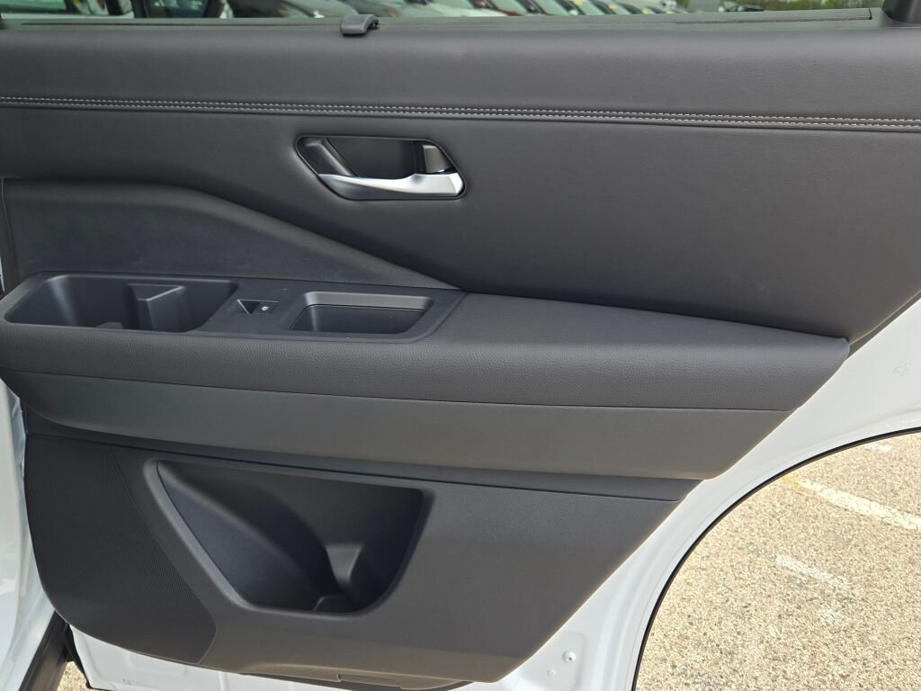 New 2026 Everest White Pearl TriCoat / Super Black Two-tone Nissan Platinum image 10