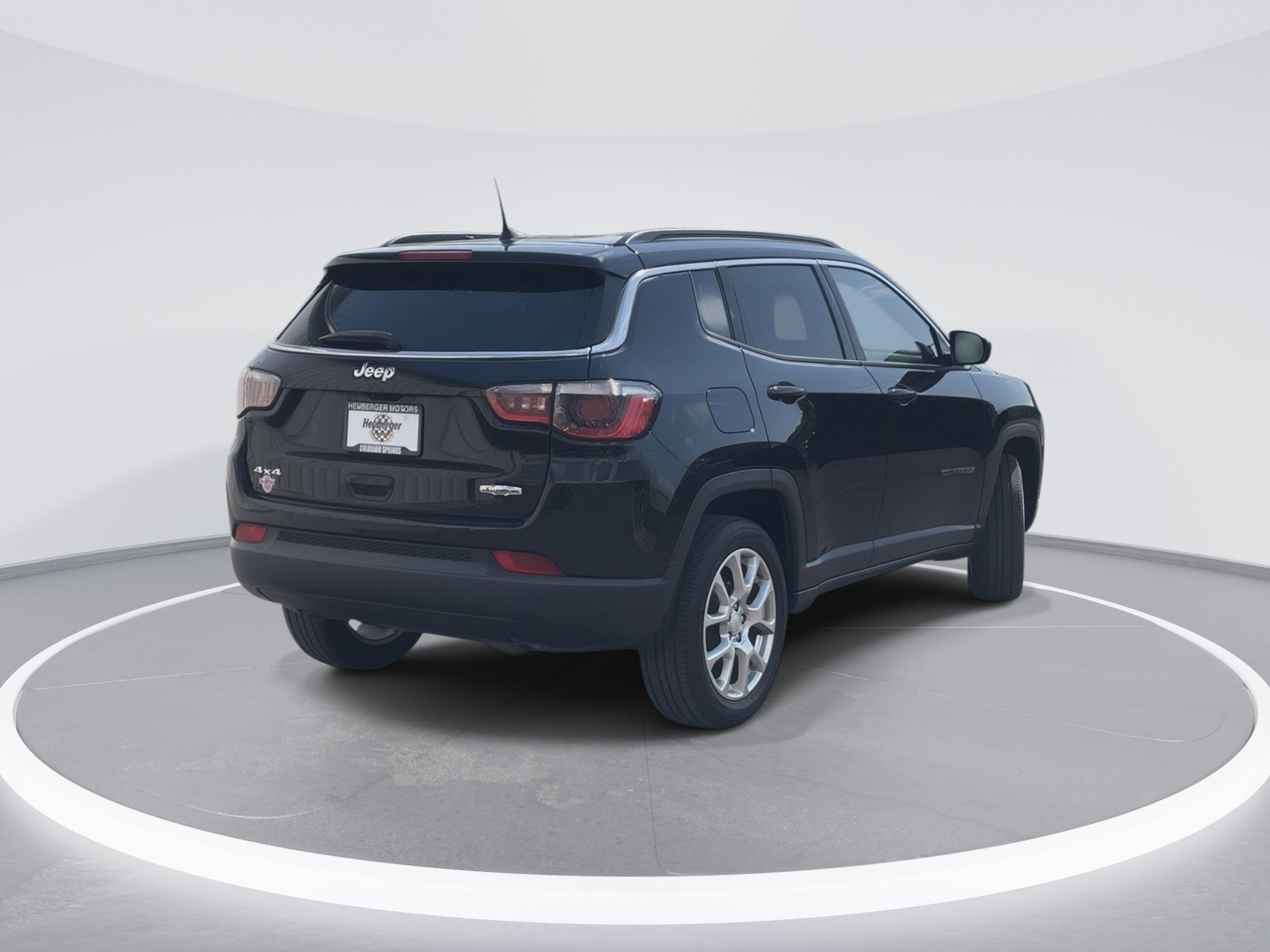 Used 2024 Diamond Black Crystal Pearlcoat Jeep Latitude Lux image 5
