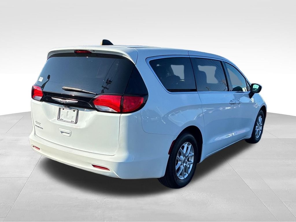 Used 2022 White Chrysler LX image 5