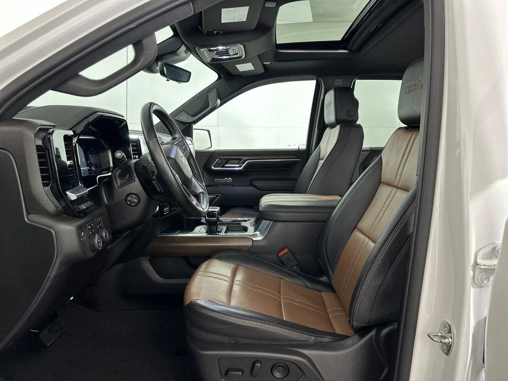 Used 2024 Pearl Chevrolet High Country image 12