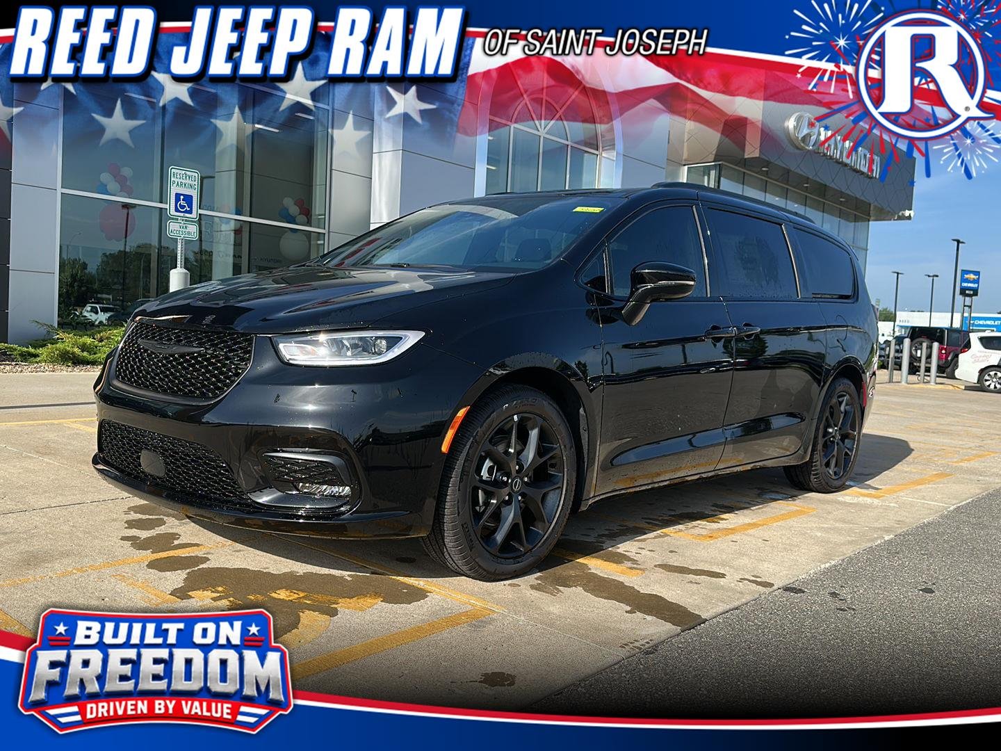New 2026 Diamond Black Crystal Pearl-Coat Exterior Paint Chrysler Limited image 1