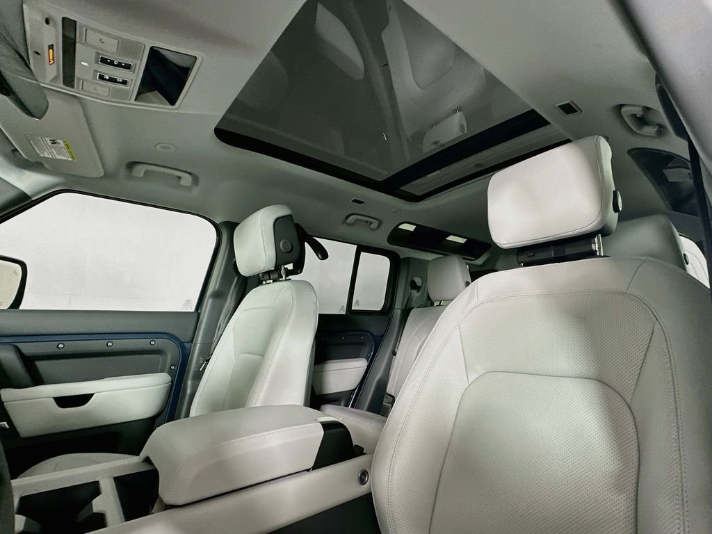 New 2026 Tasman Blue Land Rover S image 16