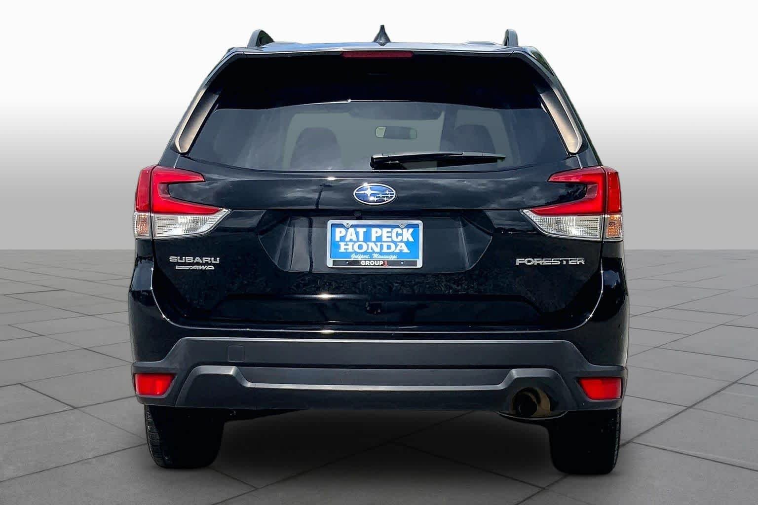 Used 2023 Crystal Black Silica Subaru Premium image 5