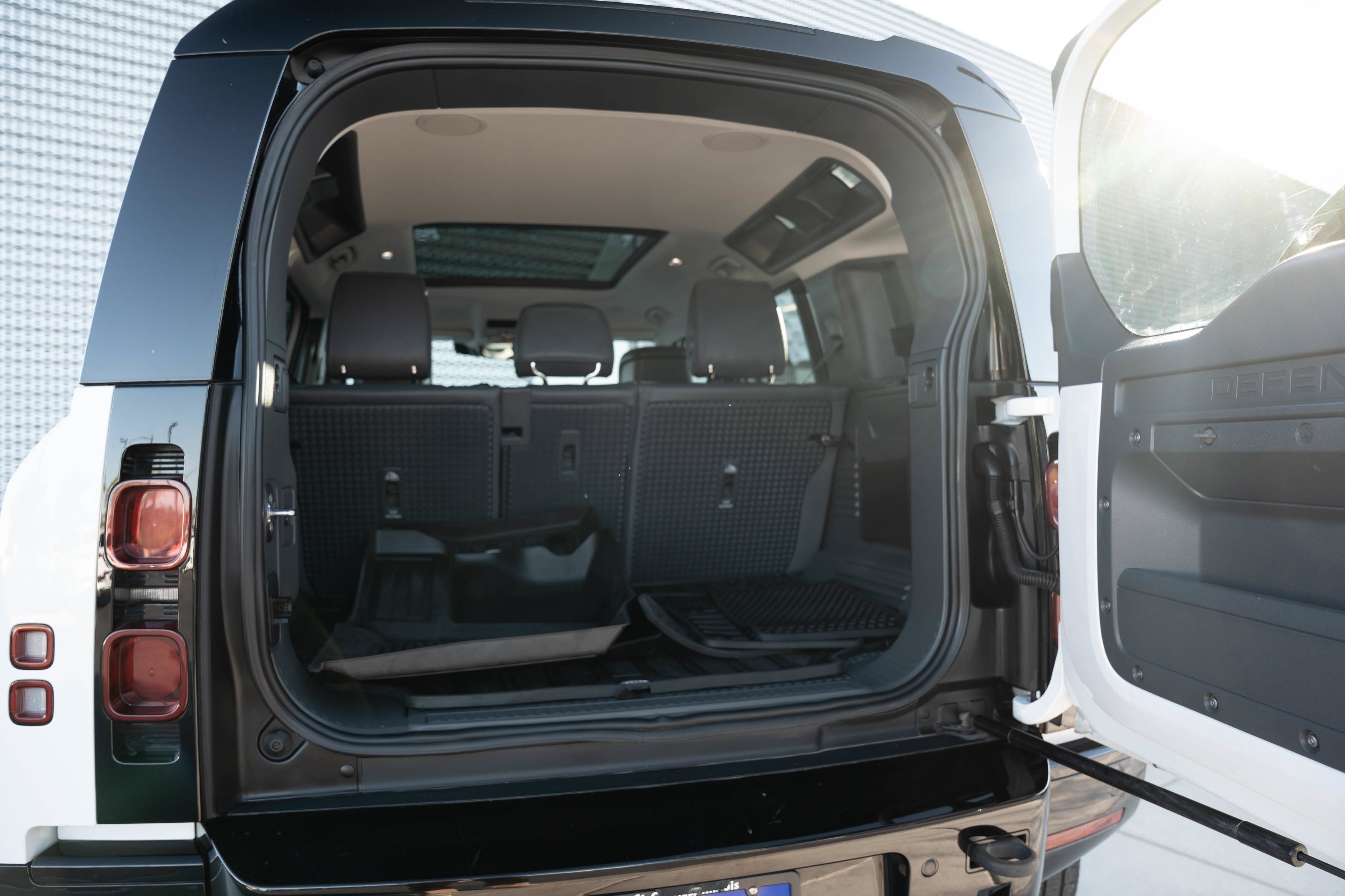 Used 2023 Fuji White Land Rover X-Dynamic SE image 25