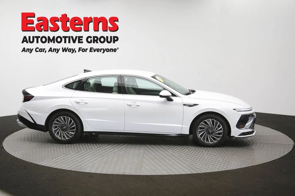 Used 2025 White Hyundai SEL image 45