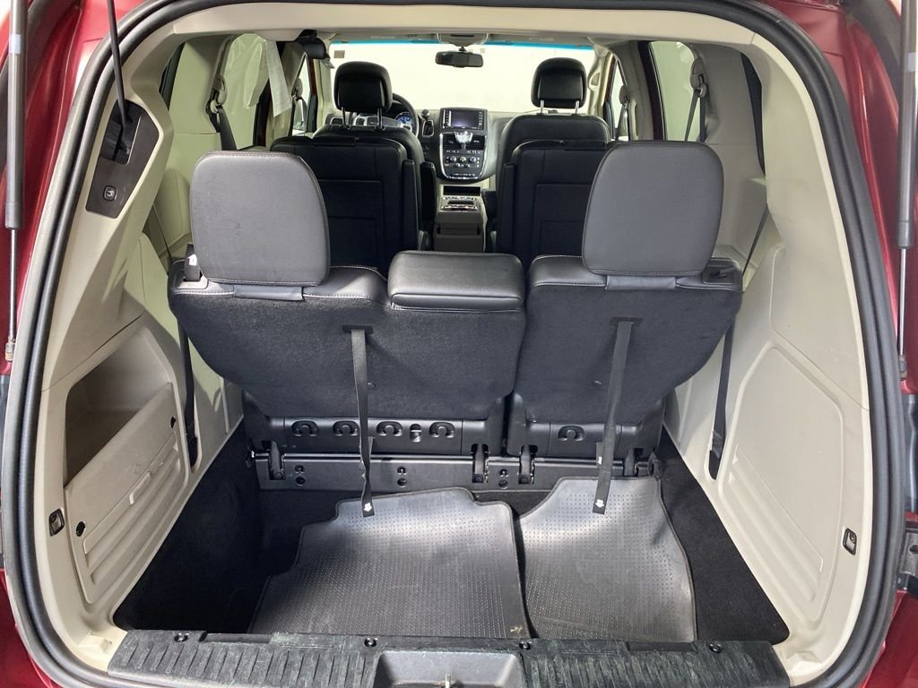 Used 2015 Red Chrysler LX image 18
