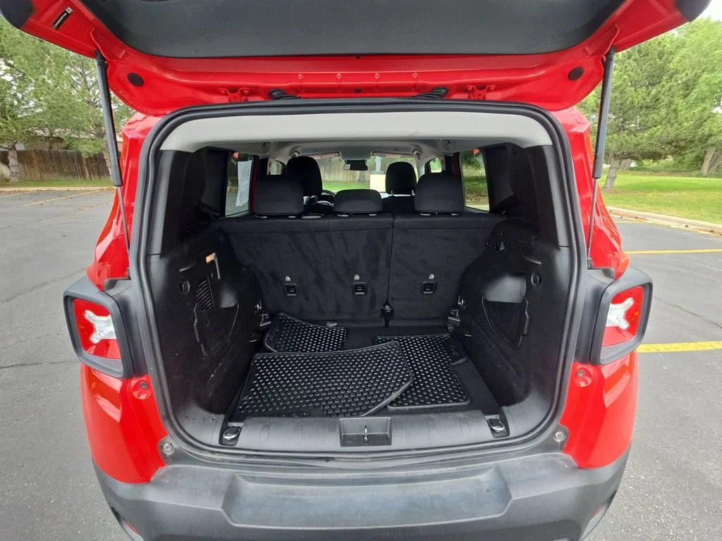 Used 2023 Red Jeep Latitude image 19