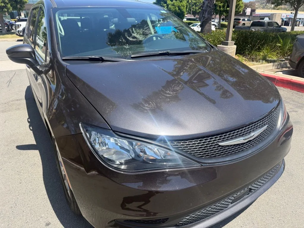 2022 Chrysler Voyager LX's photo