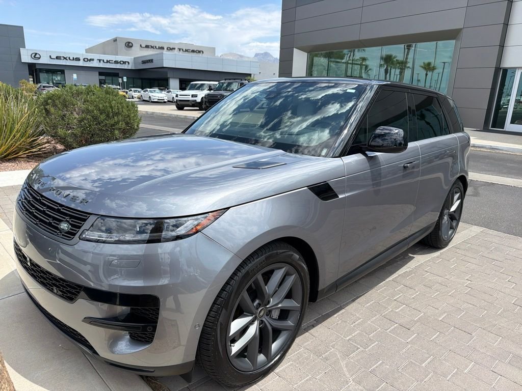 Used 2025  Land Rover SE image 1
