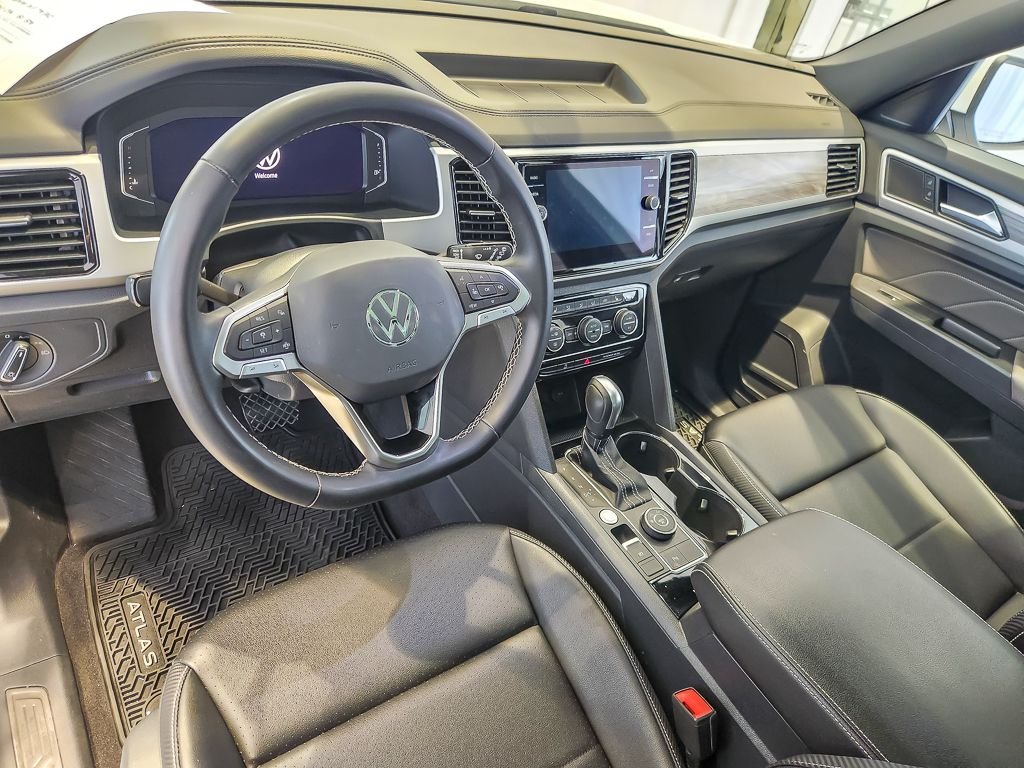Used 2023 Pure White Volkswagen 3.6L V6 SE w/Technology image 8