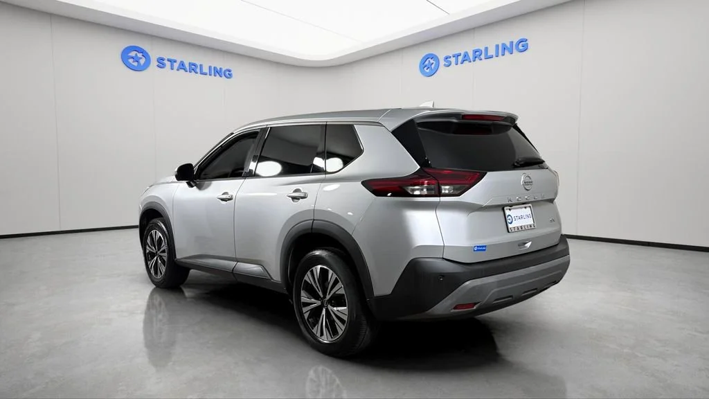 Used 2021 Silver Nissan SV FWD image 5