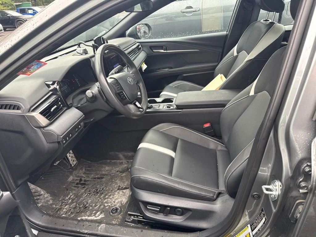Used 2025  Toyota SE image 5