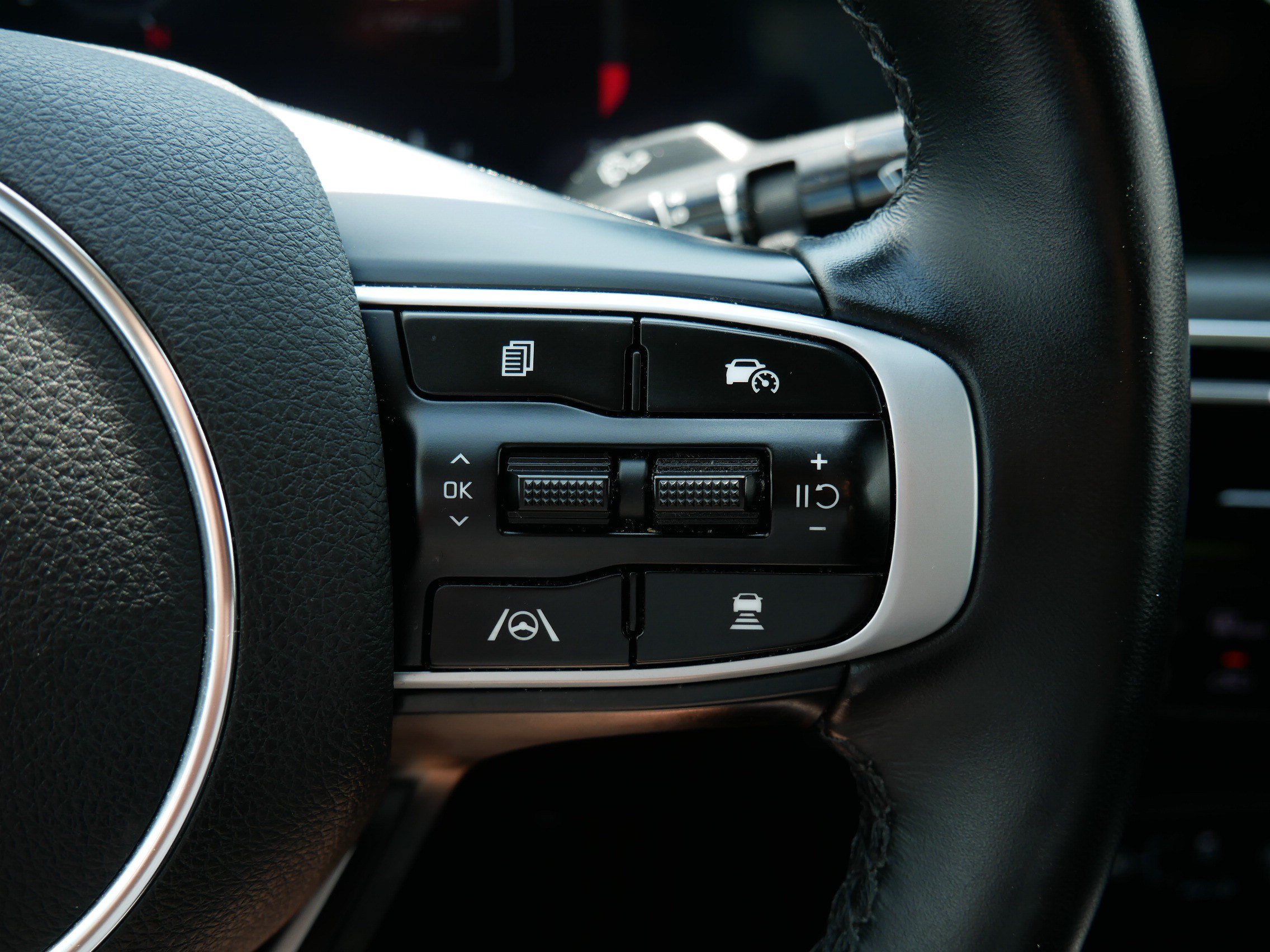 Used 2025 Snow White Pearl Kia EX image 29