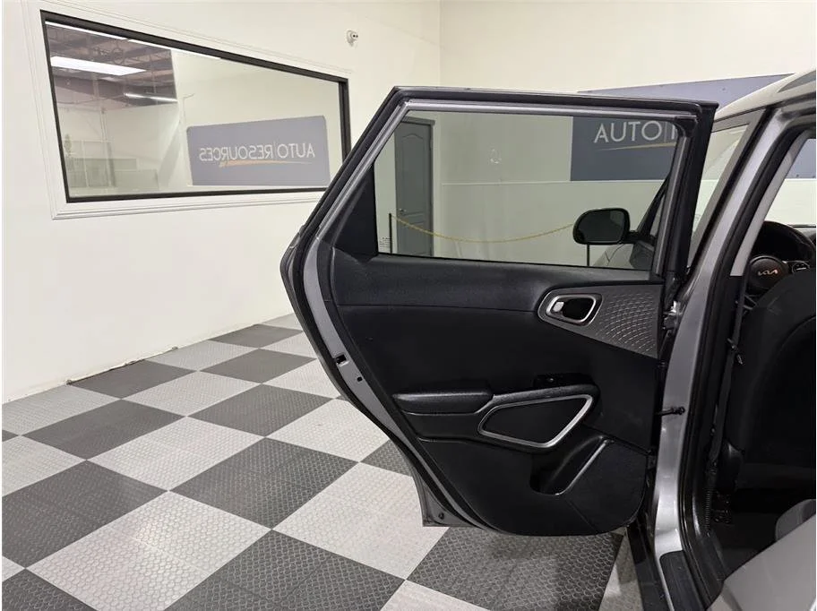 2023 Kia Soul LX - Photo 15