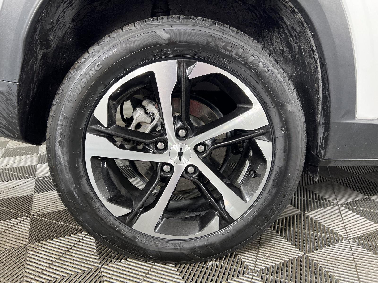 Used 2025 Summit White Chevrolet 1RS image 23