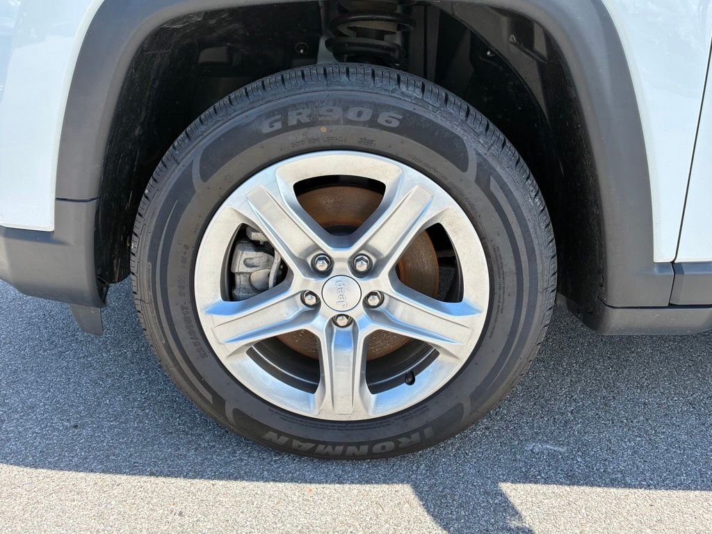 Used 2024 White Jeep Latitude image 36