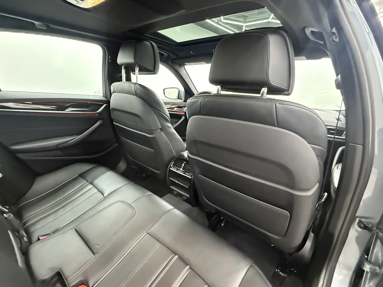 Used 2018 Bluestone Metallic BMW 530e xDrive iPerformance image 39