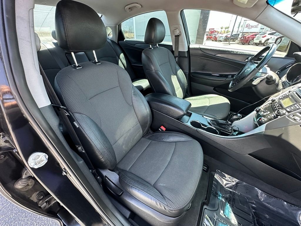Used 2012 Black Hyundai SE image 19