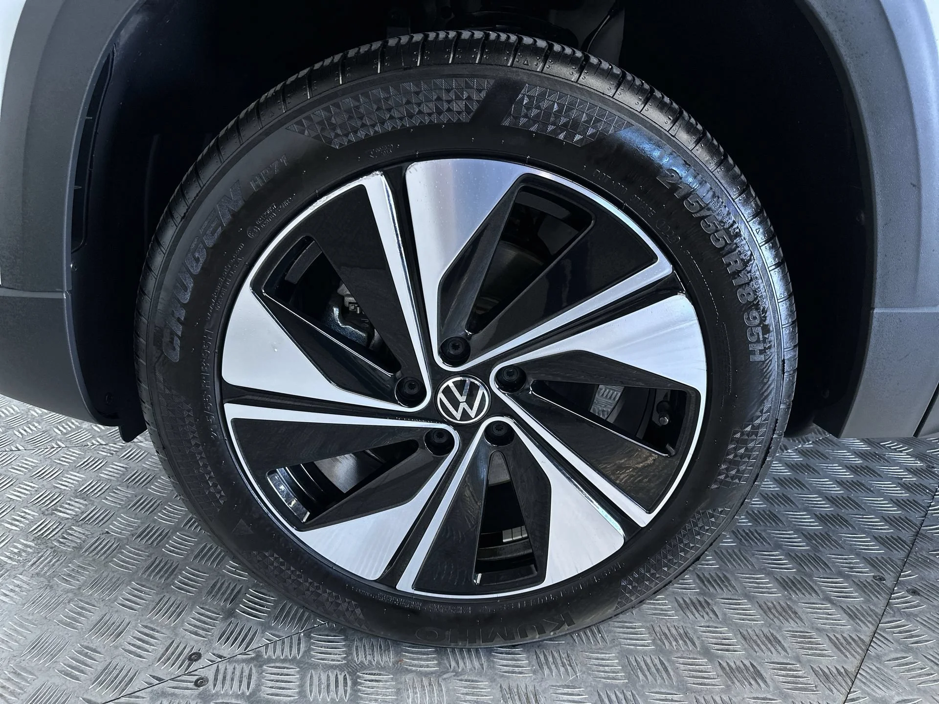 Used 2025 Pure White Volkswagen SE image 25