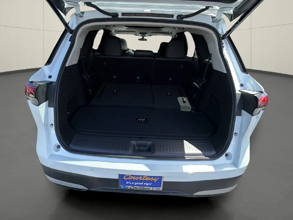 New 2027 RADIANT WHITE INFINITI Luxe FWD image 10