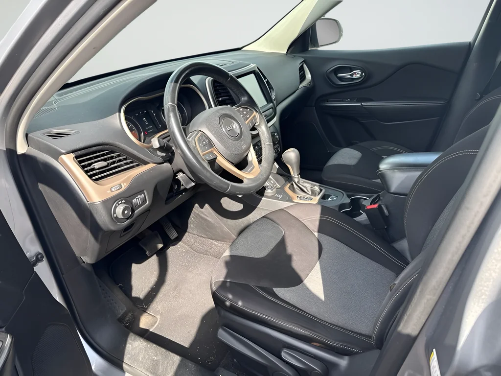 Used 2014 Silver Jeep Latitude image 7