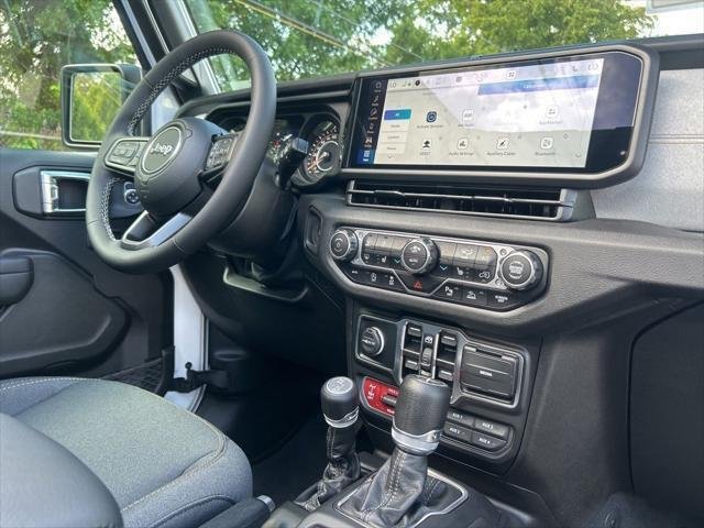 2025 Jeep Wrangler 4-Door Willys - Photo 25