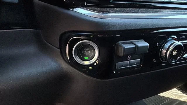 Used 2025 Onyx Black GMC Elevation image 27
