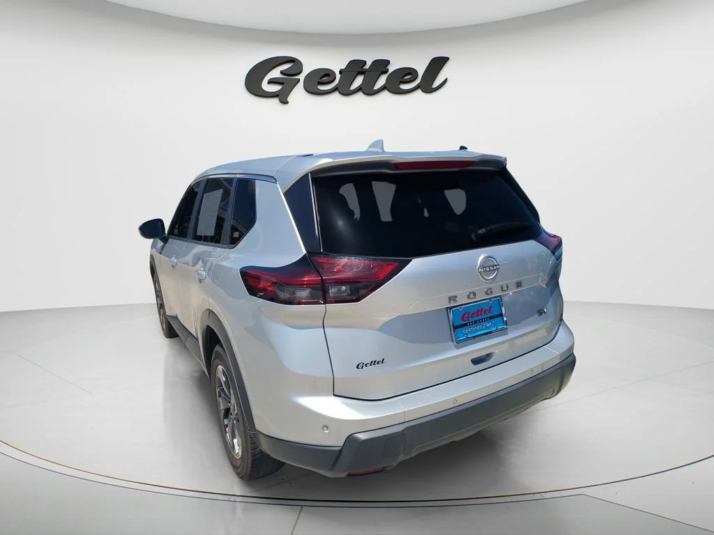 Used 2024 Silver Nissan SV FWD image 5