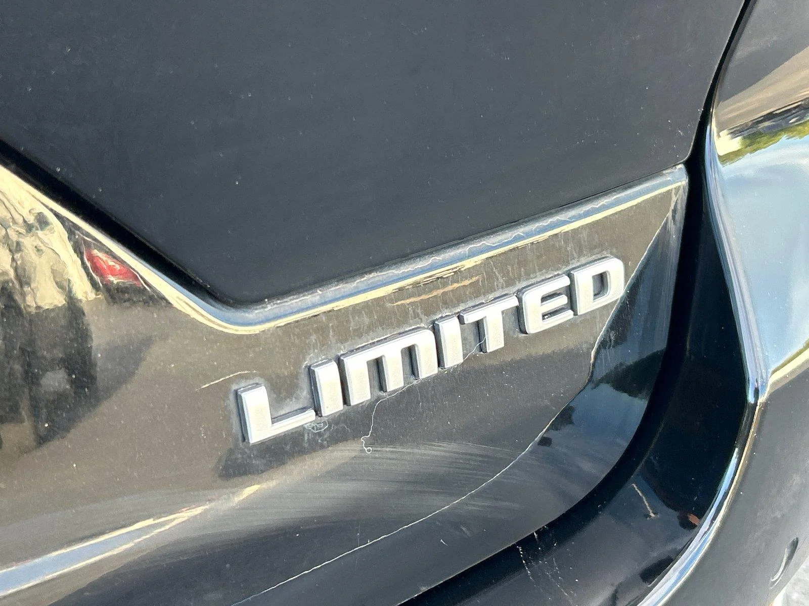 Used 2024 Diamond Black Crystal Pearlcoat Jeep Limited image 5