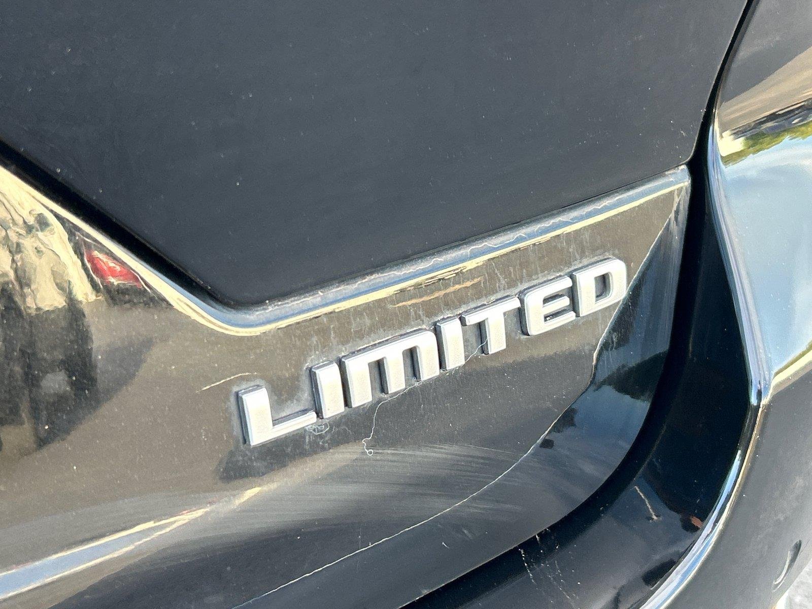 Used 2024 Diamond Black Crystal Pearlcoat Jeep Limited image 5