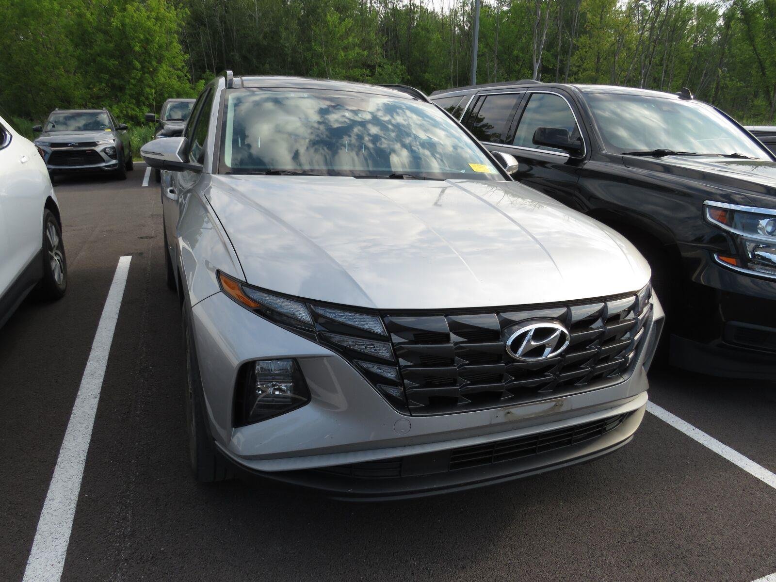 Used 2023 Shimmering Silver Hyundai SEL Convenience image 3