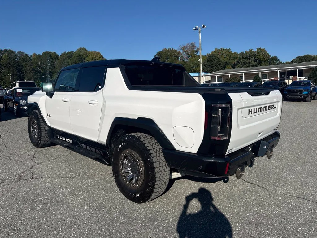 Used 2024 White GMC 2X image 3