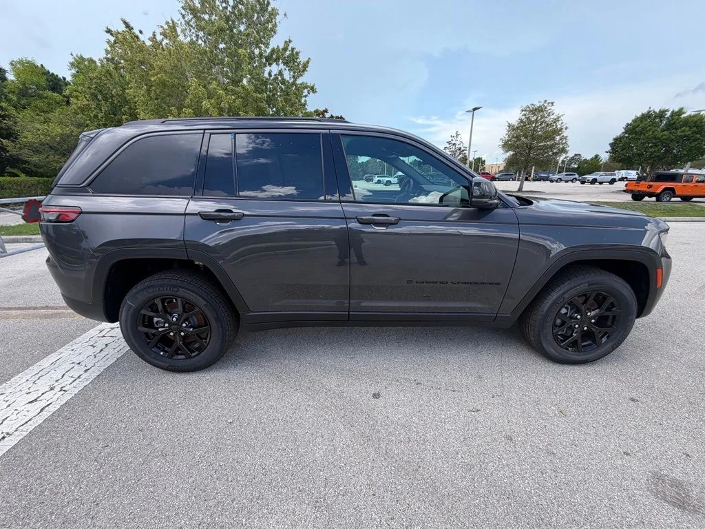 New 2026 Baltic Gray Metallic Clear-Coat Exterior Paint Jeep Laredo Altitude image 3