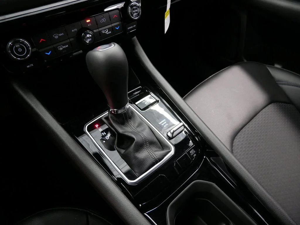 New 2026 Diamond Black Crystal Pearlcoat Jeep Latitude image 27