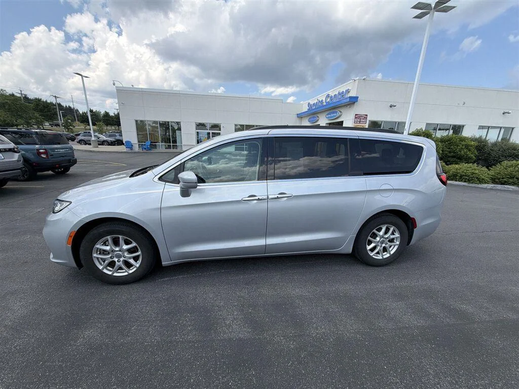 Used 2022 Silver Mist Clearcoat Chrysler Touring L image 7