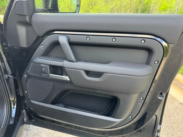 New 2026 Santorini Black Land Rover X-Dynamic SE image 18