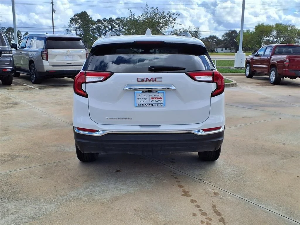 Used 2023 White GMC SLT image 25