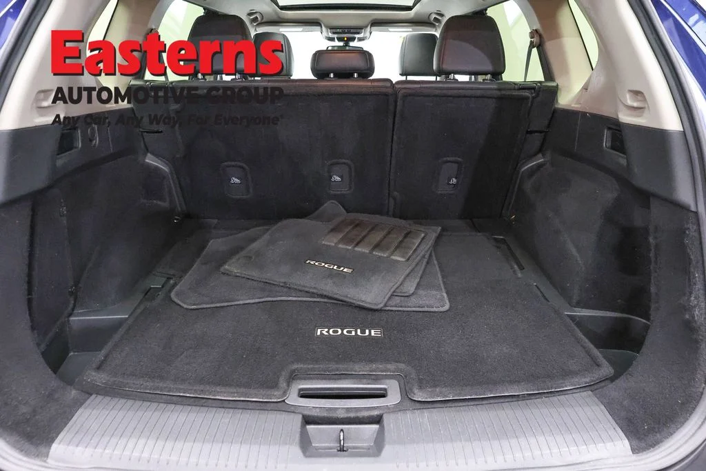 Used 2023 Blue Nissan Platinum image 9